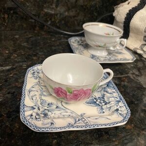 Teacups set of 2 mismatch